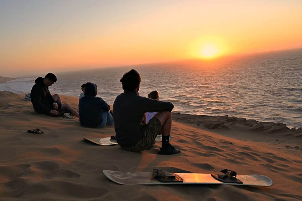 Surfeur au coucher du soleil