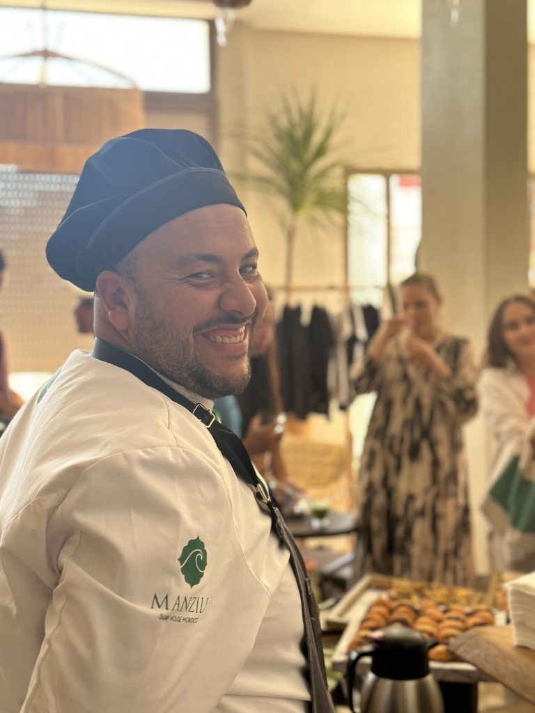 Service du thé à la menthe traditionnel marocain