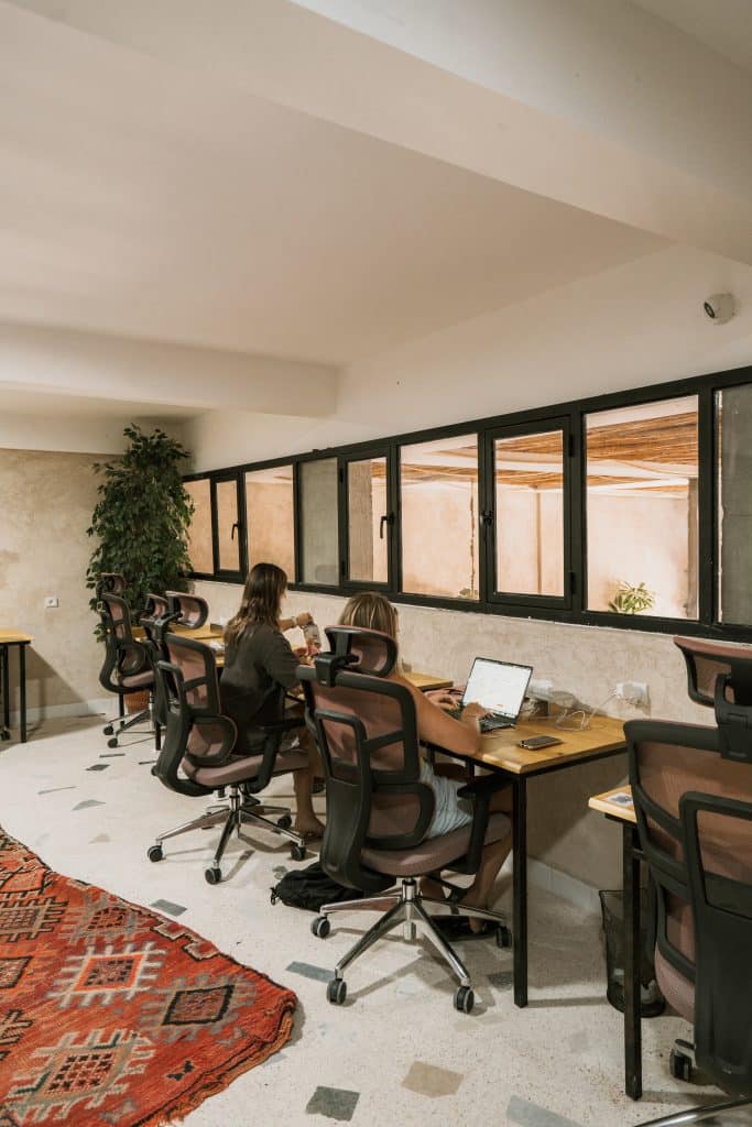 Travailler au bar du coworking, baie vitrée sur la nature